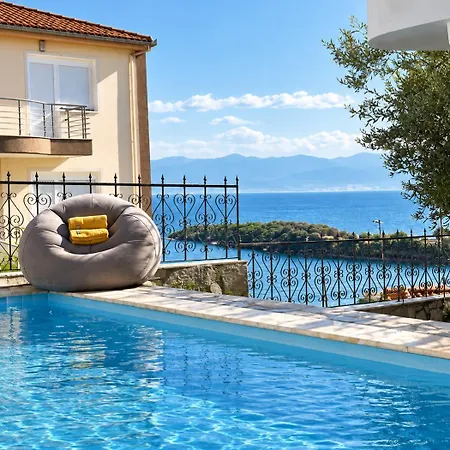 Seaside View Complex With Shared Pool