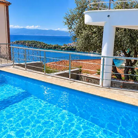 Seaside View Complex With Shared Pool *